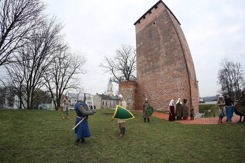 Rycerze z grupy rekonstrukcyjnej zawładnęli zamkiem w Oświęcimiu