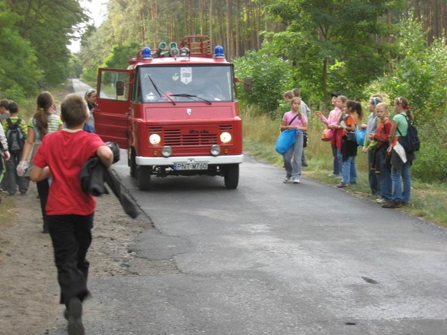 Podczas sprzątania pobocza drogi między Nową Wsią Zbąską, a Nądnią bezpieczeństwa uczniów pilnowali strażacy &#8211; ochotnicy