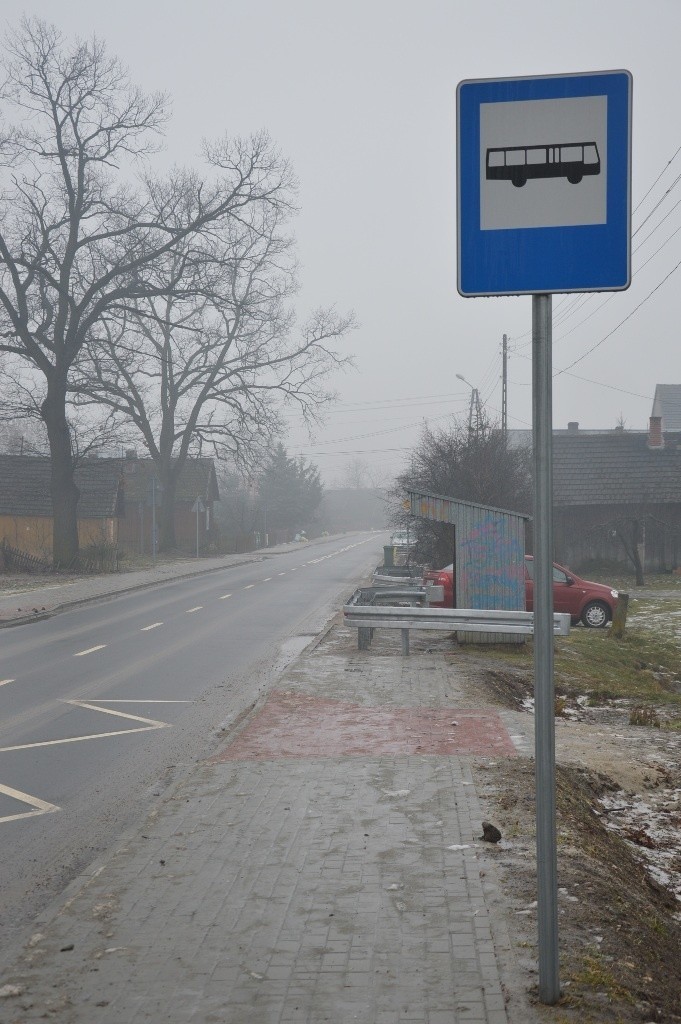 Dąbrówki Breńskie. Kuriozalna wiata przystankowa. Jest zagrodzona stalową barierką