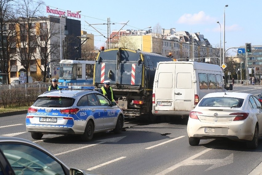 Wrocław: wjechał śmieciarką w busa pełnego ludzi na Legnickiej