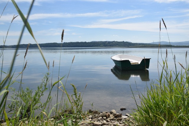 Jezioro Żywieckie - jeśli dopisuje pogoda, świeci słońce, jest ciepło, to naprawdę możemy przez moment poczuć się jak na plaży w Chorwacji czy Grecji.Zobacz kolejne zdjęcia. Przesuwaj zdjęcia w prawo - naciśnij strzałkę lub przycisk NASTĘPNE