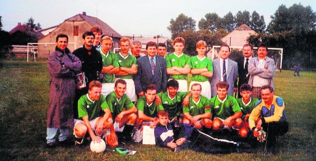 Tak prezentował się zespół Wolanii Wola Rzędzińska w sezonie 1992/93, po wywalczeniu awansu do IV ligi