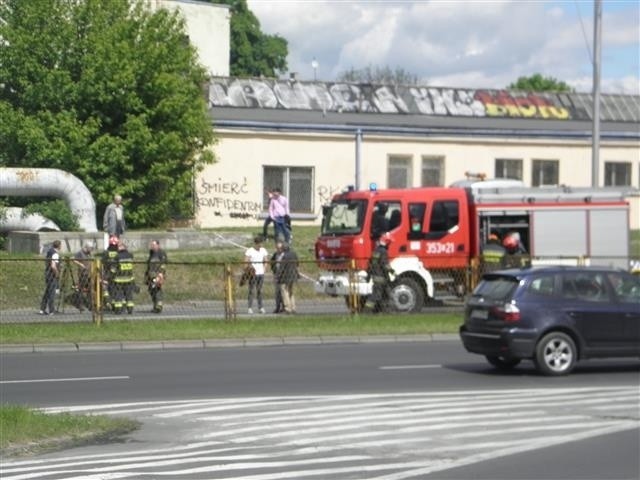 Ciężarówka przewożąca koparkę zahaczyła o barierę wysokości....