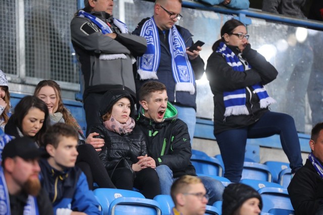 7516 - tylu fanów Lecha Poznań pojawiło się na meczu 36. kolejki Lotto Ekstraklasy na stadionie przy ul. Bułgarskiej. Mecz swojej drużyny na żywo dopingowała również grupa kibiców Lechii z Gdańska. Byłeś na meczu z Lechią Gdańsk? Znajdź się na zdjęciach! Przejdź dalej --->