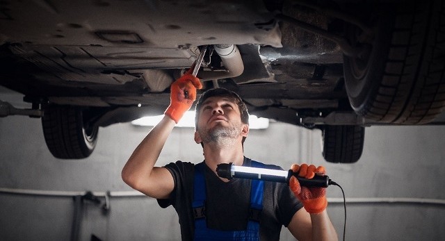 Żeby auto mogło dostać cyfrowy paszport pojazdu - musi zostać bardzo dokładnie sprawdzone.Zobacz kolejne zdjęcia. Przesuwaj zdjęcia w prawo - naciśnij strzałkę lub przycisk NASTĘPNE