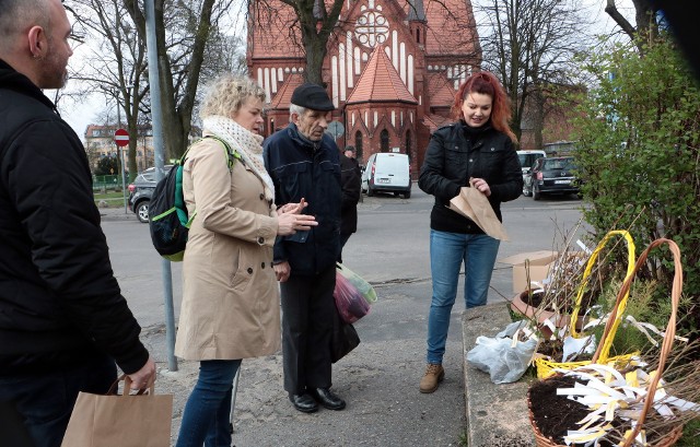 Przed targowiskiem przy ulicy Kosynierów Gdyńskich w Grudziądzu członkowie "Polski 2050" rozdawali sadzonki drzew