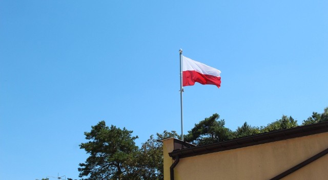 Flaga Rzeczypospolitej Polskiej załopotała w czwartek, 4 sierpnia na nowym maszcie obok Urzędu Gminy w Bałtowie.