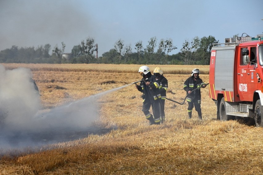 Potężny pożar zboża w Chróścinie Nyskiej.