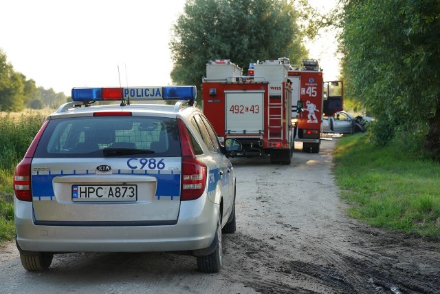 Poważny wypadek w Kujawsko-Pomorskiem. W sobotę (18 lipca) ok. godz. 19:00 w miejscowości Małe Rudy w powiecie nakielskim samochód osobowy uderzył w drzewo. Kierowca auta osobowego marki Volkswagen Golf z nieznanych przyczyn uderzył w drzewo. Mężczyzna był trzeźwy, ale nie posiadał uprawnień do prowadzenia pojazdu.W wypadku brało udział sześć osób. Aż pięć z nich zostało rannych!Jedna z osób zbiegła z miejsca zdarzenia!Do zdarzenia doszło w miejscowości Małe Rudy (powiat nakielski, gmina Szubin) na rogu alei Odnowy i ulicy Szlak Królewski. Dokładne przyczyny i okoliczności zdarzenia wyjaśni policja.