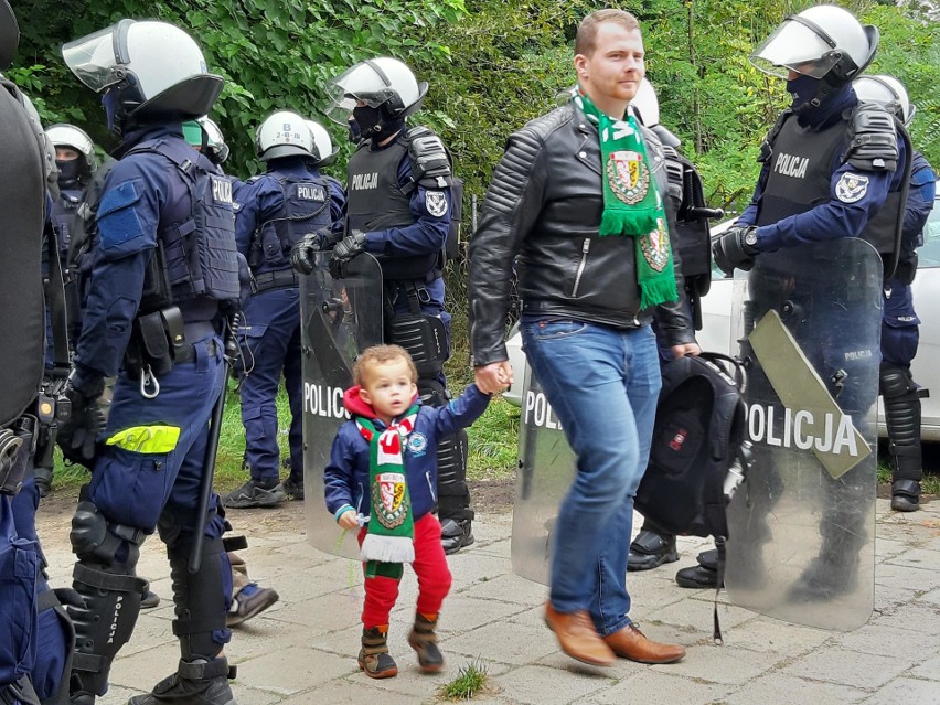 Śląsk II Wrocław - Motor Lublin. Pseudokibice odpalili race, policja obstawiła stadion (ZDJĘCIA, FILM)