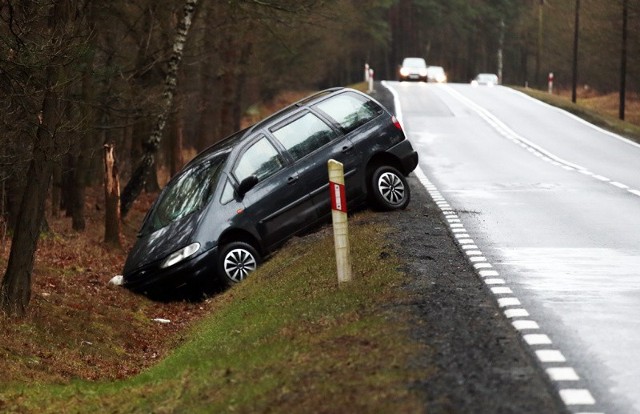 Kierowca porzucił rozbitego forda i uciekł. Szuka go policja.