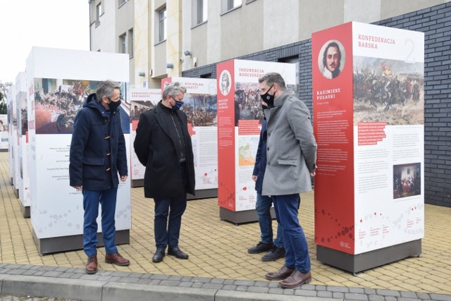 Plenerowa wystawa „Polski gen wolności. 150 lat walk o Niepodległość” zaprezentowana przed Urzędem Gminy w Michałowicach. Potrwa do 5 maja 2021