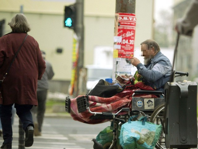 Rosną kwoty, które Miejski Ośrodek Pomocy Rodzinie ma do dyspozycji na zasiłki, a ludziom niestety, żyje się coraz gorzej. Bo rosną też koszty utrzymania, ceny leków...