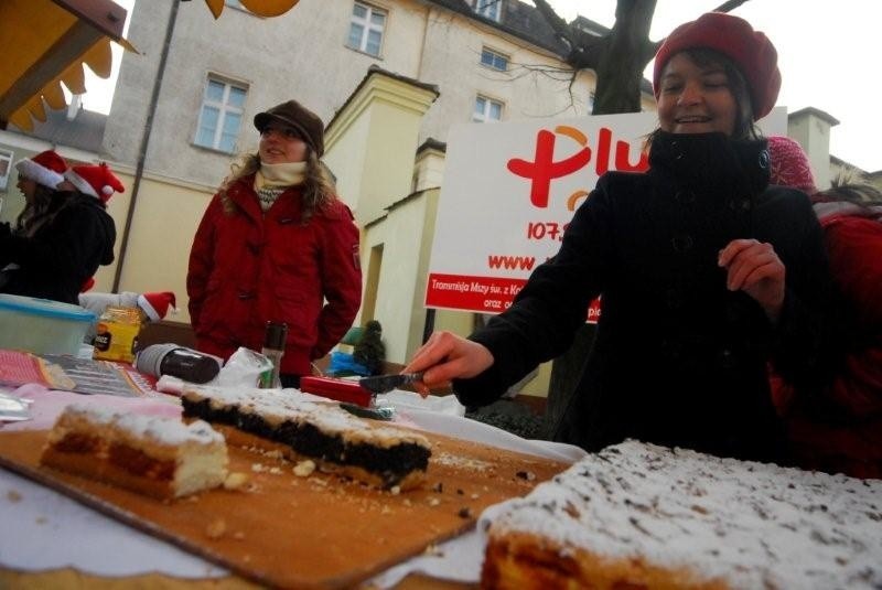 Opole: Jarmark bozonarodzeniowy przy katedrze organizowany...