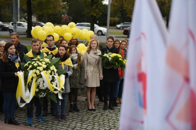 Toruń włączył się w niedzielę, 9 października 2016 r. w ogólnopolskie obchody XVI Dnia Papieskiego. Na zdjęciu: Delegacja z kwiatami, które zostały złożone pod pomnikiem Jana Pawła II.