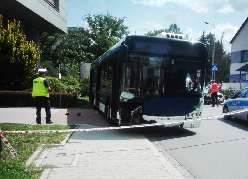 Wypadek w Krakowie. Na skrzyżowaniu w rejonie Azorów auto zderzyło się z autobusem [ZDJĘCIA]