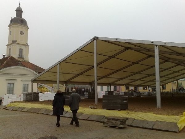 Budowa ślizgawki wzbudza duże zainteresowanie od niedzieli.