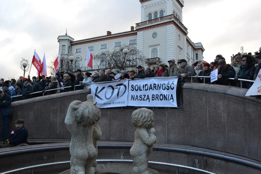 Manifestacja Komitetu Obrony Demokracji w Bielsku-Białej [ZDJĘCIA, WIDEO]