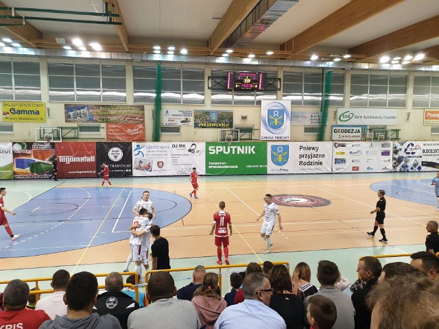 Red Dragons Pniewy zremisował w ramach 10. kolejki Futsal Ekstraklasy z KS Futsal Leszno. Były to pierwsze derby Wielkopolski w najwyższej klasie rozgrywkowej.
