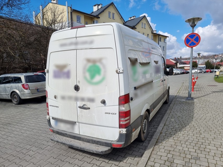 Wypadek w Przemyślu. Na ul. Równej dostawczy mercedes potrącił pieszego [ZDJĘCIA]