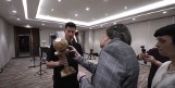 Robert Lewandowski z wyjątkowym prezentem. Osoba niepełnosprawna wręczyła napastnikowi Barcelony "Złotą Piłkę"