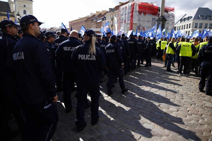 Protest policjantów w Warszawie. Mundurowi domagają się...