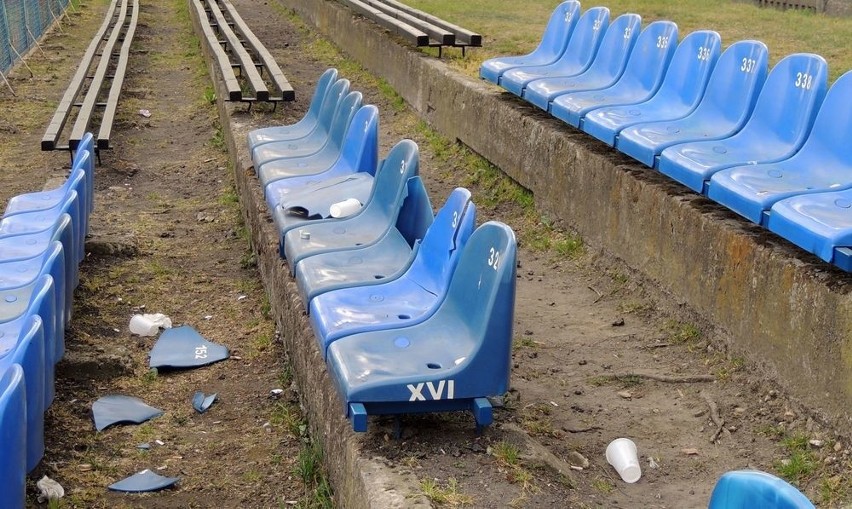 20-latek z Prudnika połamał krzesełka na stadionie.