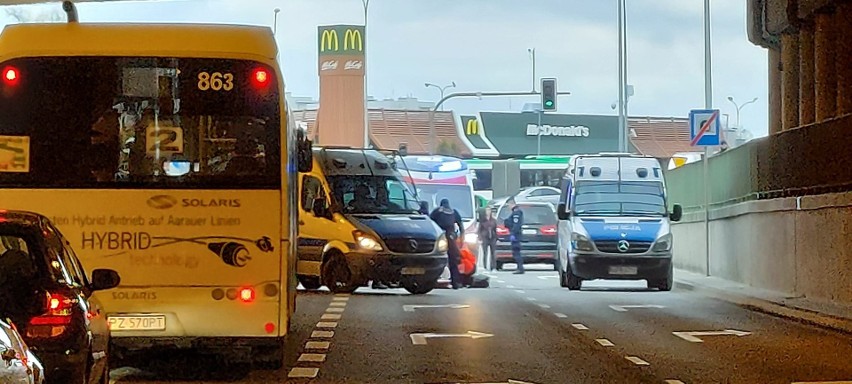 Kobieta spadła z wiaduktu kolejowego na ulicę. Nie żyje