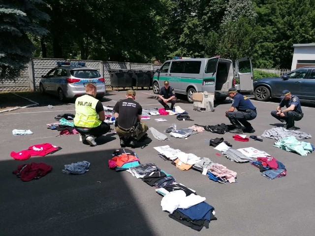 Funkcjonariusze zabezpieczyli łącznie prawie 700 sztuk odzieży, która trafiła do policyjnego depozytu. Zatrzymali również 37-letnią obywatelkę Bułgarii oraz 57- letniego obywatela Bułgarii, którzy oferowali do sprzedaży taki towar.Więcej zdjęć --->