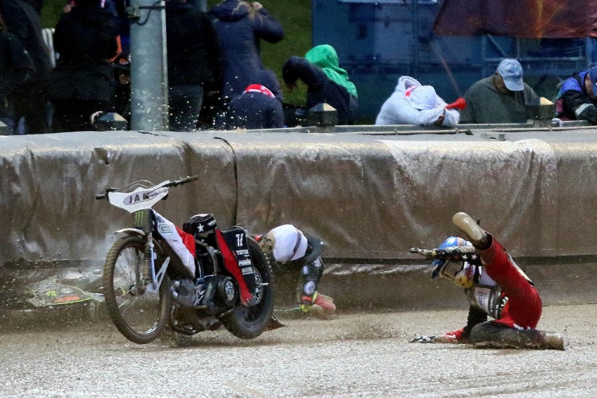 W Teterow trwa żużlowa Grand Prix Niemiec. W 4. biegu, w...