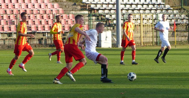 Piłkarze Korony II Kielce w meczu na szczycie czwartej ligi wygrali z Olimpią Pogoń Staszów 5:2.