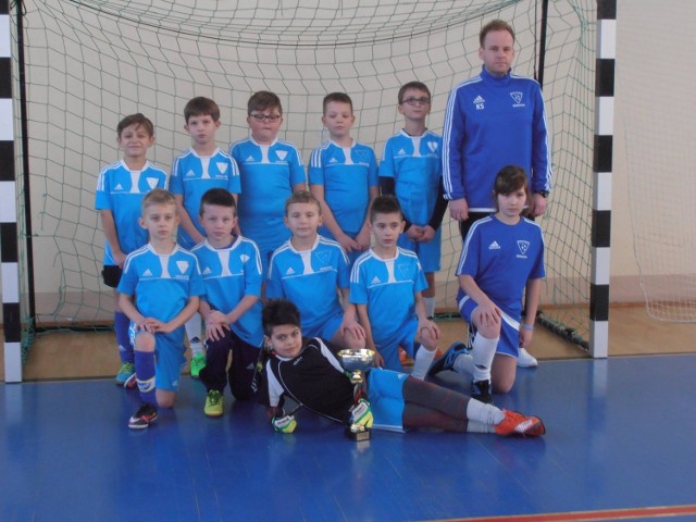 Młodzi piłkarze Football Academy Jędrzejów wzięli udział w turnieju piłkarskim rozegranym w Działoszycach.