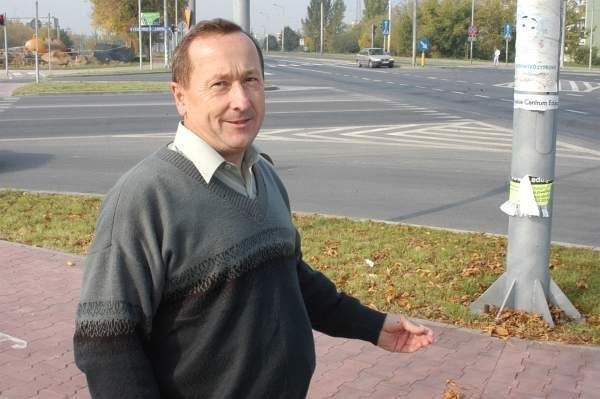 Andrzej Burzyński z Radomia (na zdjęciu przy skrzyżowaniu ulicy Żółkiewskiego) uważa, że lepiej byłoby prowadzić prace dłużej, by potem nie trzeba było poprawiać.