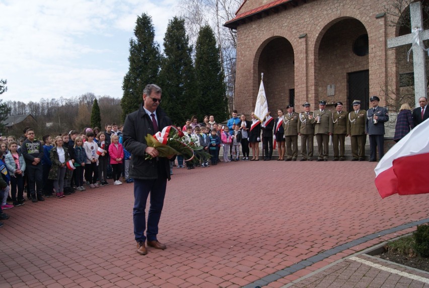 Filipowice uroczystości przy obelisku obok kościoła