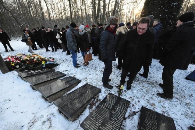 Tablice na cmentarzu ofiar powojennego obozu w Łambinowicach upamiętniają nazwiska około 1500 ofiar.