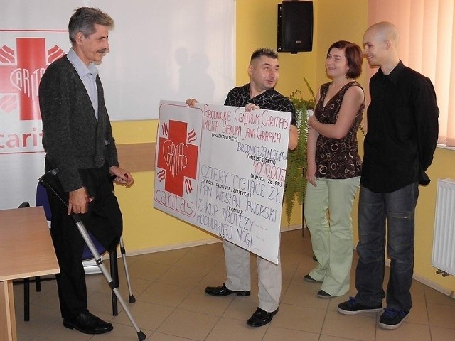 Symboliczny czek na 4 tys. złotych przekazali panu Wiesławowi lokatorzy mieszkań chronionych przy BCC