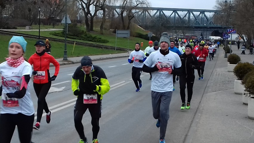 Toruńskie Sztafety Wolności - licznym biegaczom mróz był niestraszny! [ZDJĘCIA]