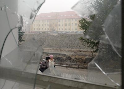 Na razie budynek pokoszarowy straszy wybitymi szybami, zdewastowanymi płytkami. Po modernizacji zamieszkają w nim krośnianie.