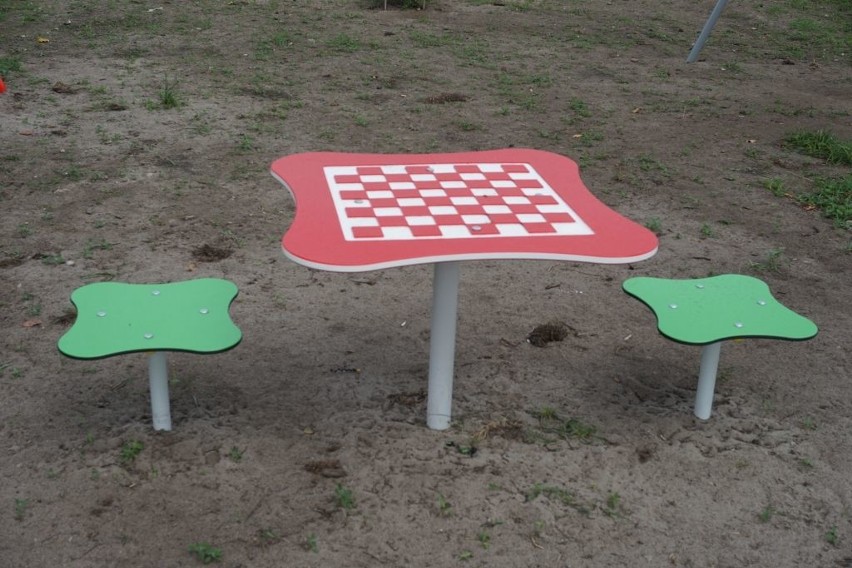 ...do tego zamontowano stolik do gry w szachy/warcaby i...