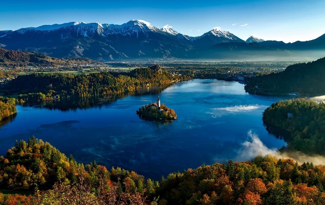 Trendy podróżnicze 2022. Co zmieni się w podróżowaniu? Jakie destynacje staną się popularne?Słowenia to jeden z najpiękniejszych zakątków Europy, wciąż nieczęsto odwiedzany przez turystów. Według przewidywań ekspertów ma szansę zostać turystycznym hitem przyszłego roku.