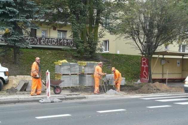 Drogowcy z GDDKiA wymieniają fragmenty chodnika i krawężniki w rejonie skrzyżowania ulic Długiej i Spacerowej w Zgierzu.