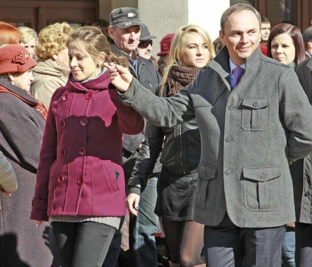 Burmistrz Wiesław Wabik tańczył w parze z z tegoroczną maturzystką Karoliną