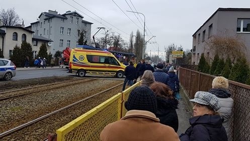 Zderzenie osobówki z tramwajem na ul. Skłodowskiej-Curie [DUŻO ZDJĘĆ]