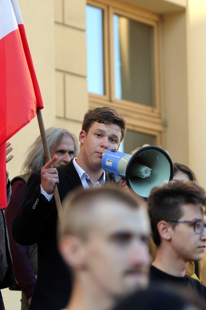 Demonstracja przeciwko próbie zakazania Marszu Równości w Lublinie (ZDJĘCIA, WIDEO)