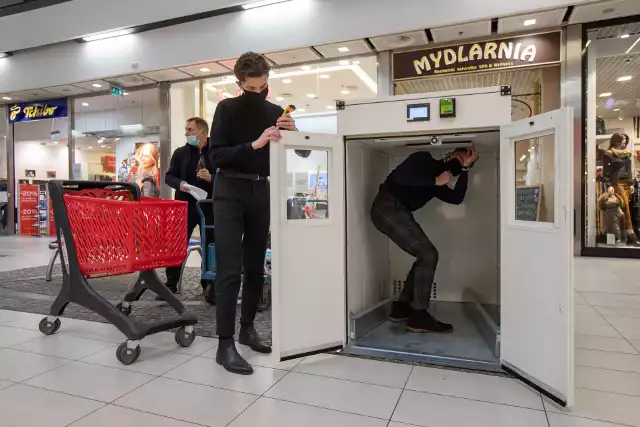 Cud maszyna do odkażania towarów na testach w Focus Mallu