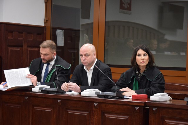 Kolejny dzień procesu Piotra Ogrodniczuka. Sędzia przewodnicząca Aleksandra Szumińska, prokurator Robert Firlej, obrońca z urzędu oskarżonego - adwokat Barbara Krupa-Włodarczyk i adwokat z wyboru Bartosz Fieducik, którego sąd wykluczył z obrony