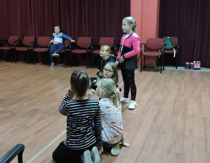 Ferie w Klubie "Oczko" OCK: dzieci przygotowują spektakl teatralny