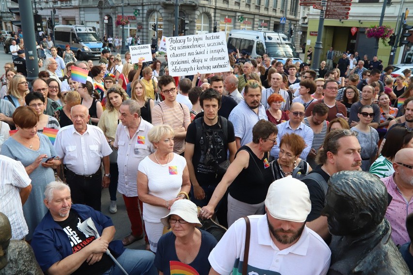 Pikieta przeciw agresji wobec osób LGBT. Łodzianie pokazali solidarność z Białymstokiem