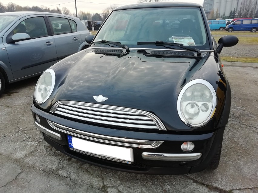 Myślisz o zmianie auta? Zobacz, jakie samochody sprzedawano 7 listopada na giełdzie Załęże w Rzeszowie! [ZDJĘCIA, CENY]
