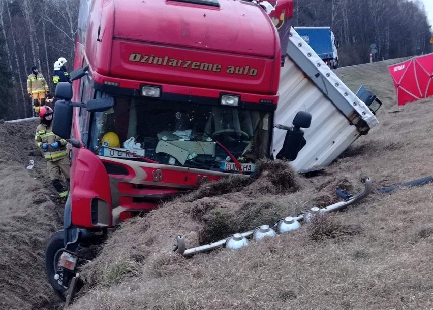 Wypadek w Gniazdowie. 5.03.2022 doszło do tragicznego wypadku na drodze wojewódzkiej 677 w gminie Stary Lubotyń. Zdjęcia